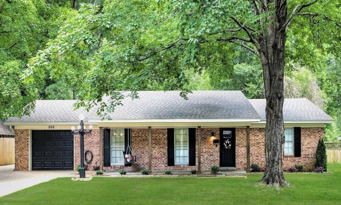 Conway House | Southern Comfort. 3bd/2ba house in downtown Conway