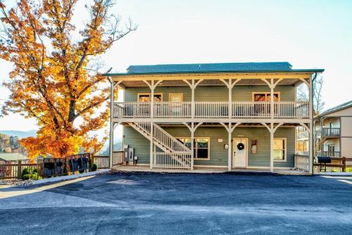 Pigeon Forge House | Discover Southern Comfort Lodge: Pet-Friendly Oasis with Pool