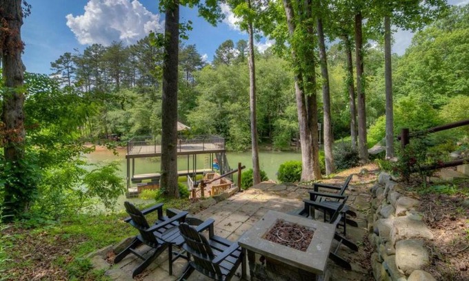 Morganton House | Explore Southern Comfort: Family-Friendly 4-Star Retreat