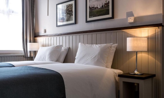 Watford Hotel | Inviting Southern Cross: Family-Friendly Stay with Dining