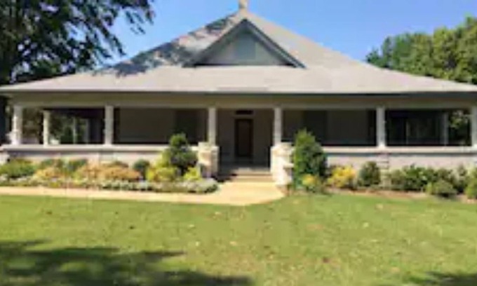 New Castle House | Southern Historic Large House -8 mi. dwntn 3 Suites/Wrap porches-perfect getaway