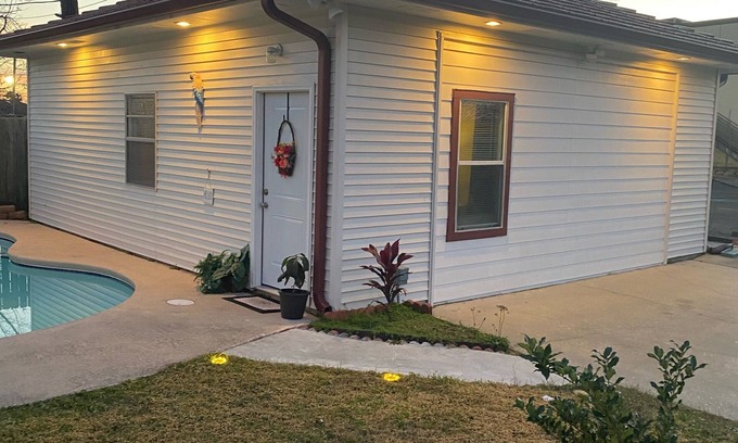 Kenner - Louis Armstrong International Airport House | Explore Southern’s Beauty 1: Rated 9.6/10 with Great Amenities