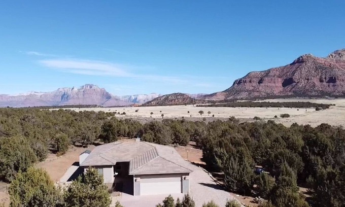 Apple Valley House | Unforgettable Southern Utah Getaway with Lake View & Spa