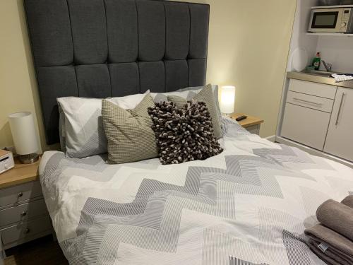 Didcot Apartment | Family-Friendly Southernwood - Garden Lodge Awaits You