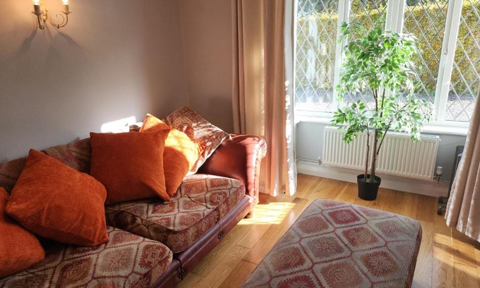 Didcot Apartment | Family-Friendly Southernwood - West Wing with Great Reviews