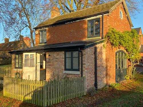 Braunston House | Artful Retreat at Southfield: Family and Pet Friendly Stay