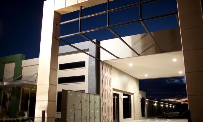 Shepparton South Hotel | Relax at Southgate: Oceanfront Pool with Hot Tub & Breakfast
