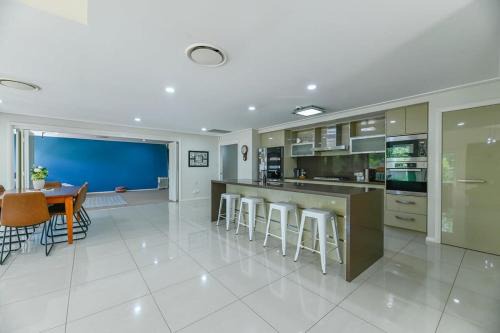 Dubbo House | Southlakes Haven: Lake Views & Pet-Friendly Retreat