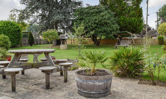 Bourton-on-the-Water House | Family-Friendly Southlands Cottage with Pet Amenities