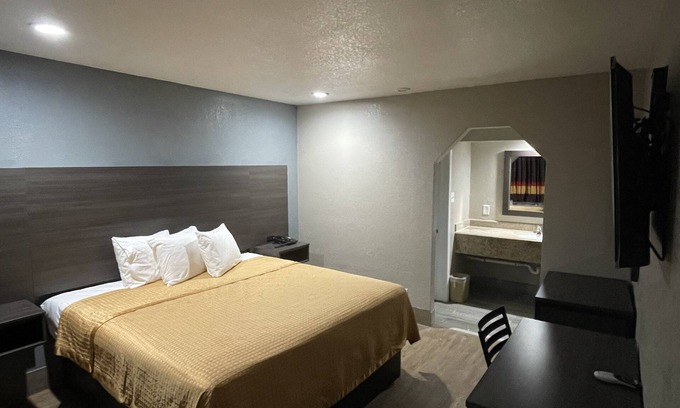 MacGregor Hotel | Budget-Friendly Stay at Southmore Boulevard Motel with Breakfast