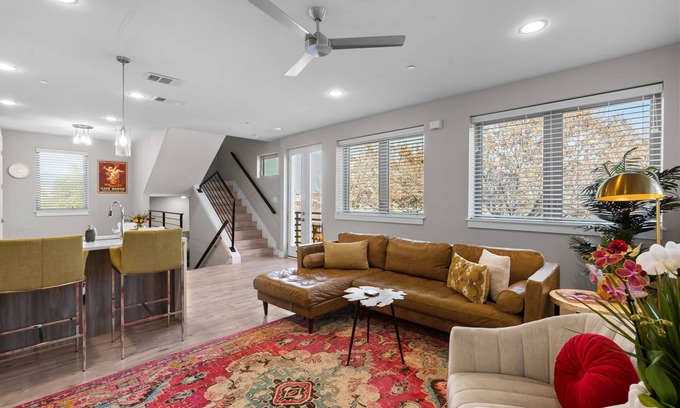 Fort Worth Condo | Guest Rated: Southside Blossom with Rooftop Deck Access
