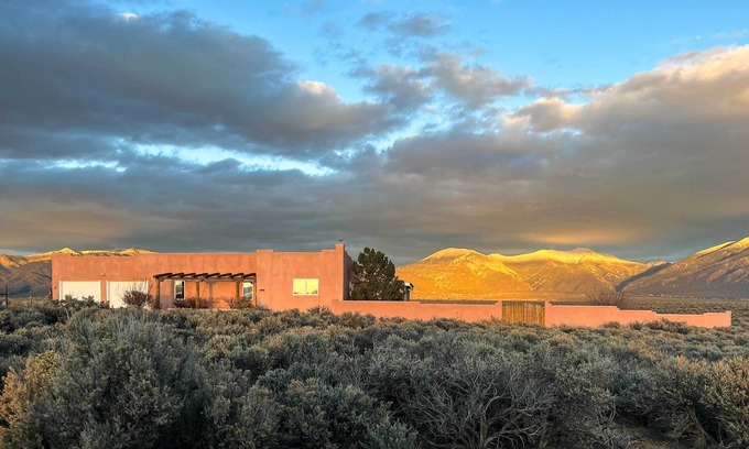 El Prado House | Inviting Southwest Home with 360-Degree Mountain Views
