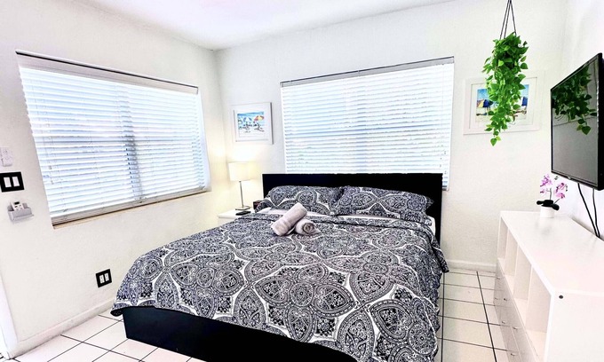 Hollywood South Central Beach Condo | Unforgettable Southwinds #6: Steps to the Beach & Ocean View