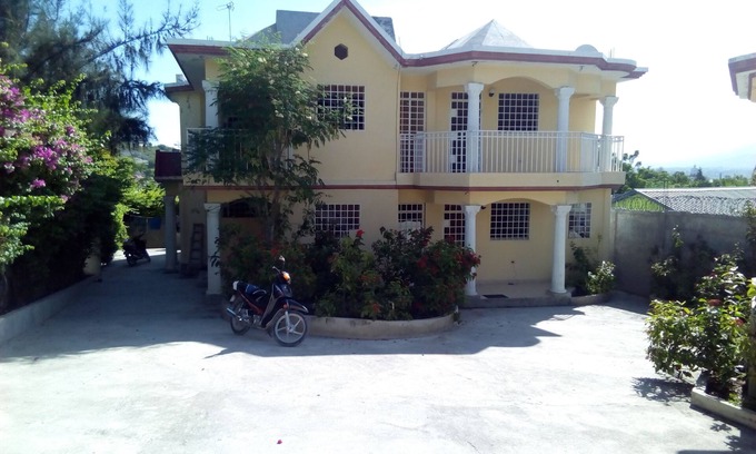 Petionville Apartment | Souvenir House: Family-Friendly Retreat with Top Amenities