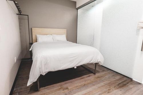 Downtown Dallas Hotel | Modern SOVA Micro-Room & Social Hotel with Family Amenities