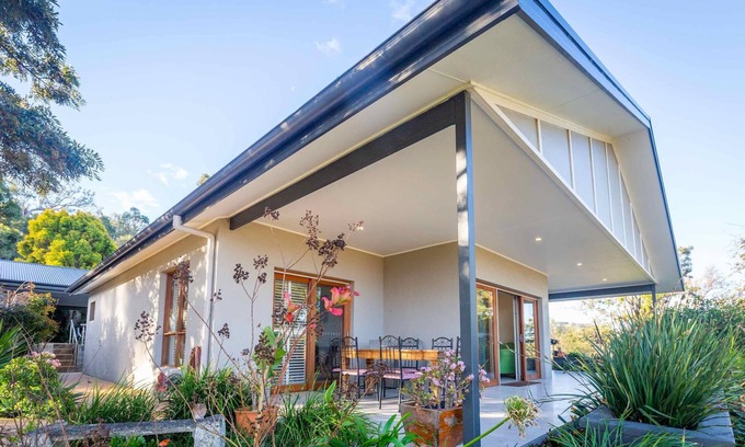 Lovedale Cottage | Discover Sovereign Hill Country Villa with Scenic Valley Views