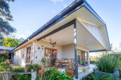 Lovedale House | Explore Sovereign Hill Country Villa: Family-Friendly Retreat