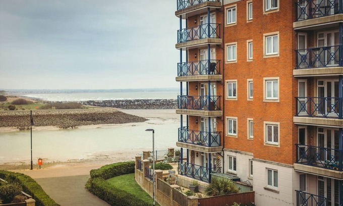 Eastbourne House | Beachside Sovereign Sunrise with Ocean View & Spa