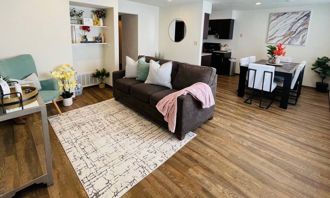 Norman Apartment | Prime 2-Bed Apartment Near OU with Spa & Breakfast