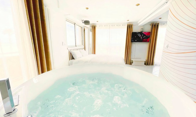 Saint-Nazaire Apartment | Relaxing Spa Retreat with Breathtaking Sea Views