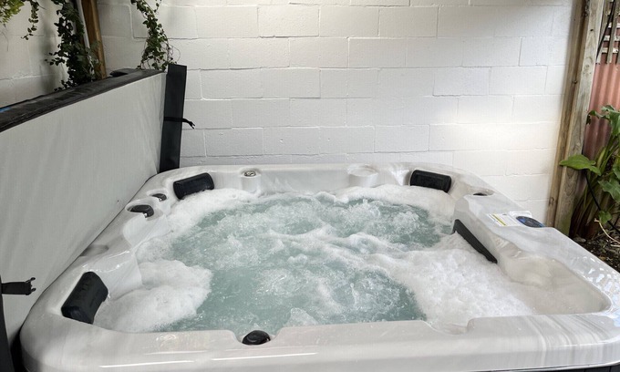 Petone House | Beachfront Retreat with Spa, Ideal for Families and Friends