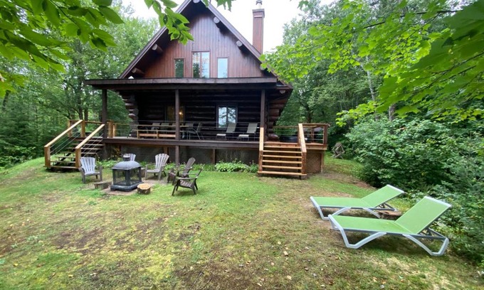 Lac-Saguay House | Relaxing Spa Chalet Bois Round by Lac Ruisseau & Mountains