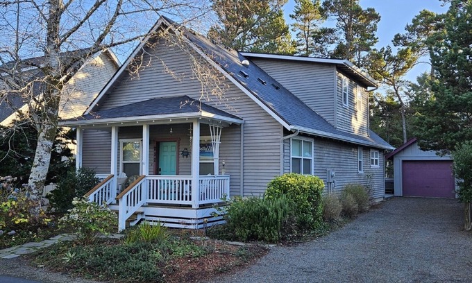 Lincoln Beach Cottage | Relaxing Oceanfront Retreat with Spa & Game Room Access