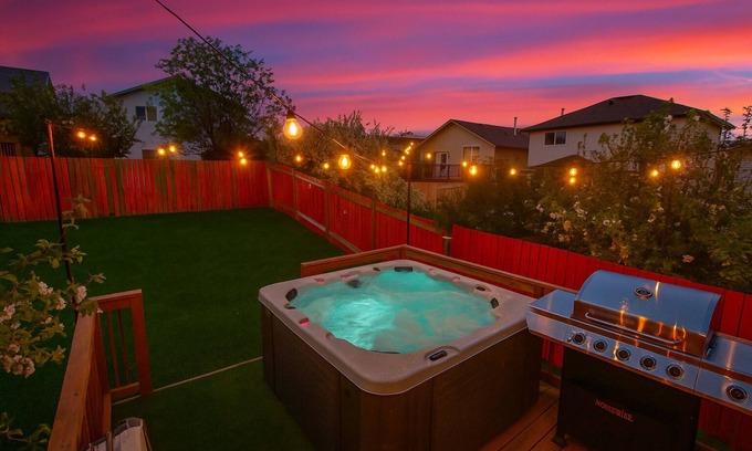 Southeast Edmonton House | Modern Home with Deck & Patio - Rated 9.2/10 by Guests
