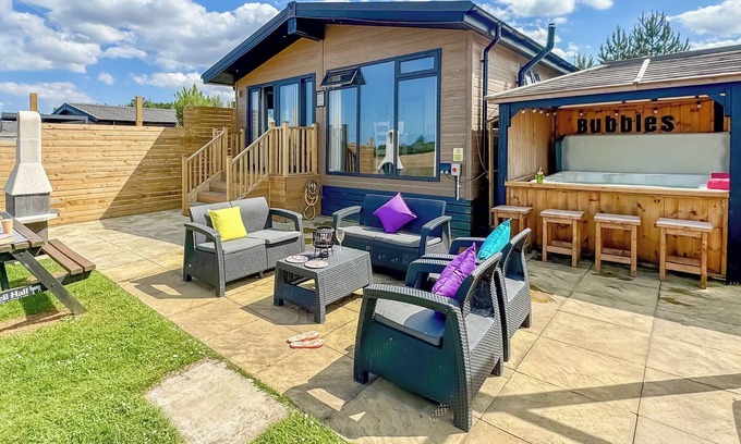 Raywell Ski Chalet | Comfortable 3 Bedroom Stay with Spa in Raywell, Beverley
