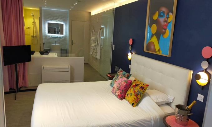 Saint-Serge Apartment | Relaxing Spa Rosa Rosae Apartment with Hot Tub & Breakfast