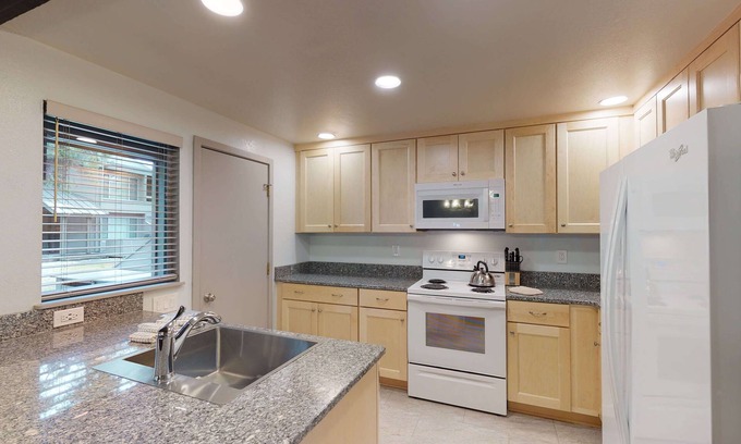 Tennis Village Condo | Inviting 29 Tennis Village: Family-Friendly Retreat with Kitchen