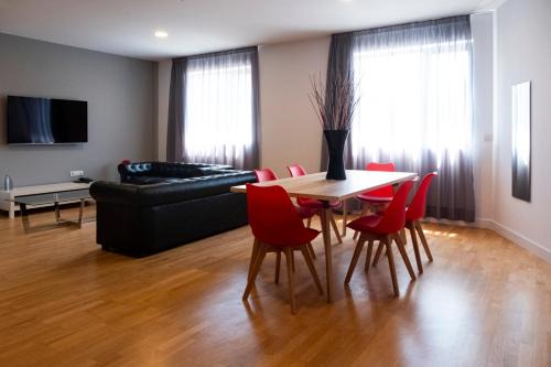 Ferrol House | Relaxing Spa Suites Odeón with Hot Tub and Family Amenities