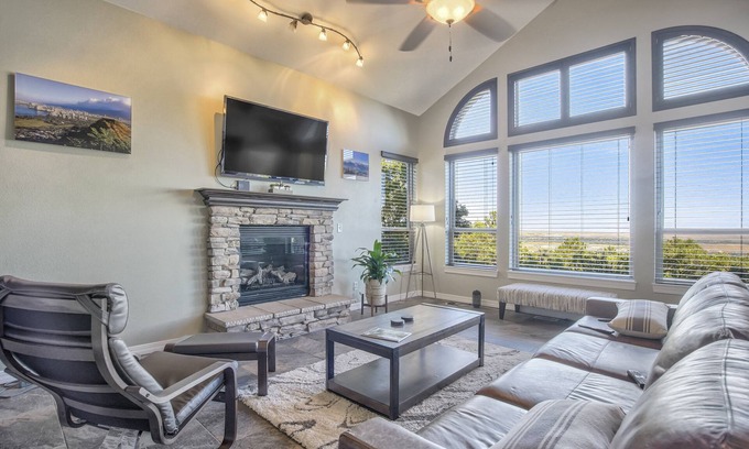 Southwest Colorado Springs House | Family-Friendly Space Command with Kitchen & Breakfast