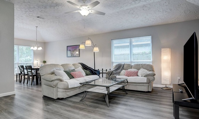 Southbelt/Ellington House | Inviting Space City Retreat Near NASA and Galveston Cruises