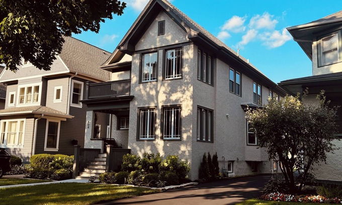 Oak Park Apartment | Space&style New rehab, first flr + bsmt of duplex, driveway prkng, walk to train