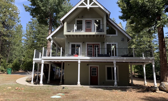 Lake Almanor Country Club Cabin | Guest Rated 10/10: Lakehouse with Ocean View & Loft