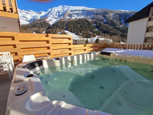 Leukerbad Apartment | Elegant 3.5-Room Apartment with Private Jacuzzi Access