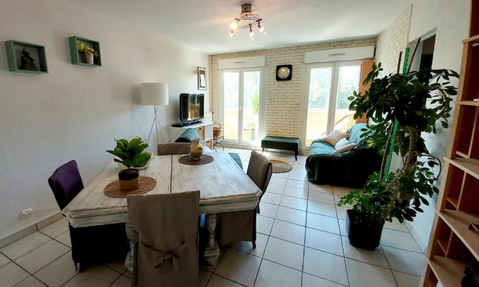 Blagnac Apartment | Sunny T4 Airport Retreat with Elegant Décor & High Rating