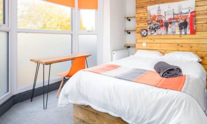 Grimsby House | Spacious and Stunning 6BR Ensuite House in Grismby