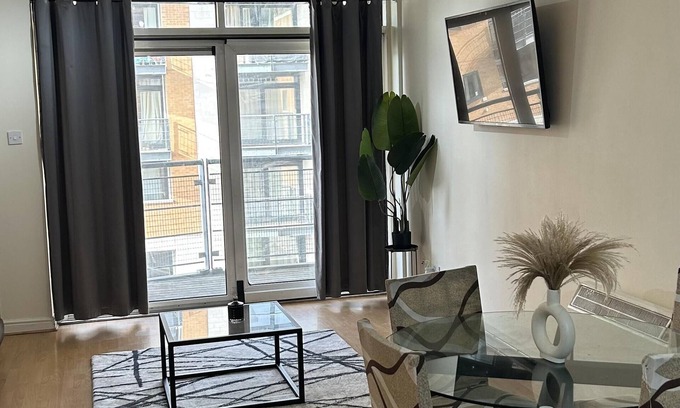 North Woolwich Apartment | Sunny 1-Bed Apartment with Sea View in London