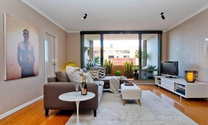 Redfern Apartment | Spacious 1 Bed Apt Central Location With Pool/Gym