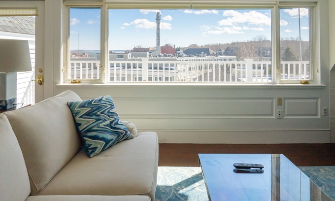Camden Apartment | Water View 1 Bedroom Apartment with Pool & Breakfast