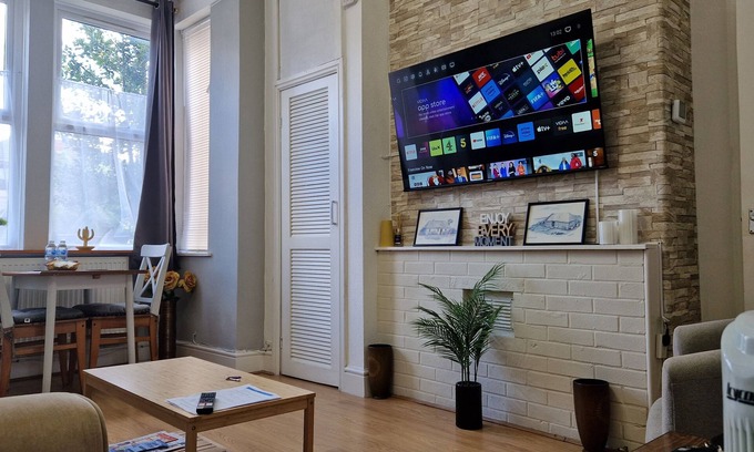 Lincoln Apartment | Cozy 1 Br Lincoln City Centre with Kitchen & Free Parking