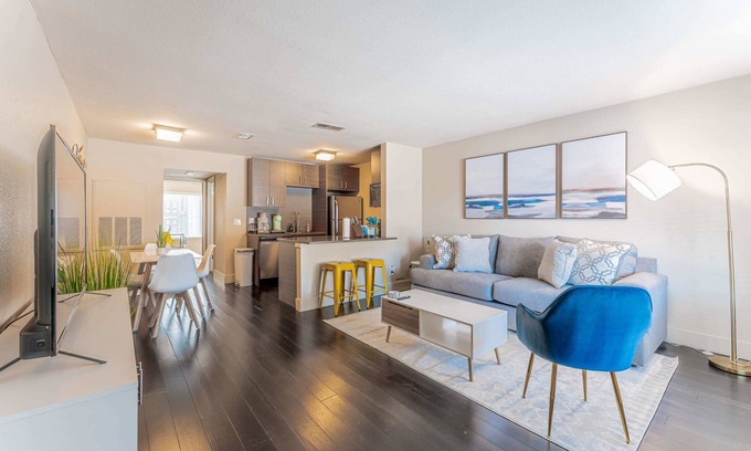 Riverside Apartment | Ideal 1BR Near Downtown with Fast WiFi and Gym Access