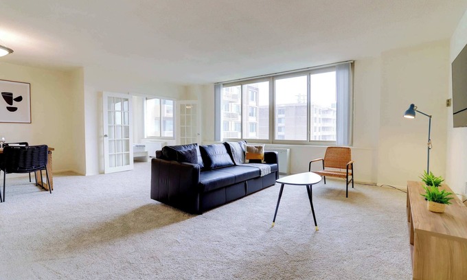 Aurora Highlands Apartment | Stylish 1 BR Apt + Den @Crystal City With Pool & Gym