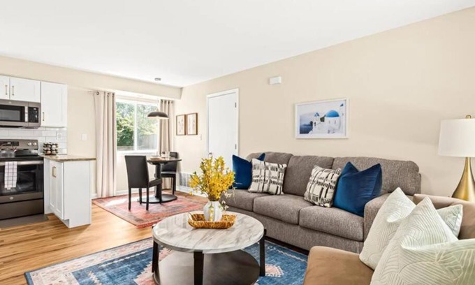 Roseville Apartment | Cozy 1BR End Unit in the Heart of Roseville