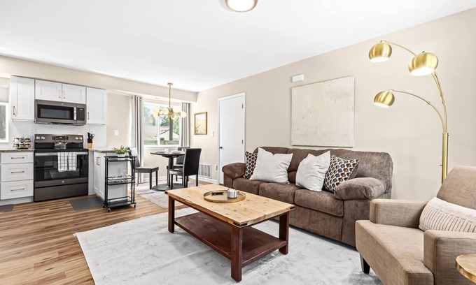 Roseville Apartment | Modern 1BR Flat with King Bed & Pet-Friendly Amenities