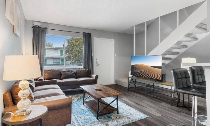 North University Apartment | Spacious 1BR in Hydepark 3242