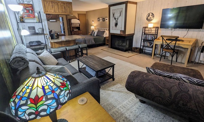 Snowshoe Condo | Guest Rated 10/10: Cozy Studio, Bike-Friendly & Steps to Slopes