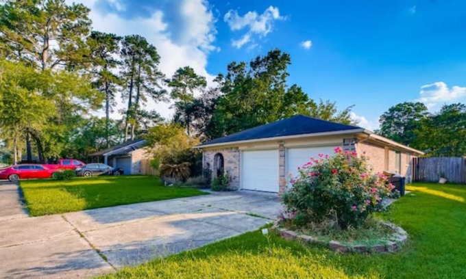 Humble House | Spacious 2000 SqFt Home in Humble - Pet Friendly Retreat
